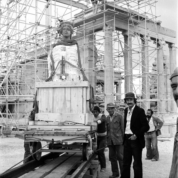 Η μέρα που οι Καρυάτιδες κατέβηκαν από το Ερέχθειο - 10 ιστορικές φωτογραφίες του 1979