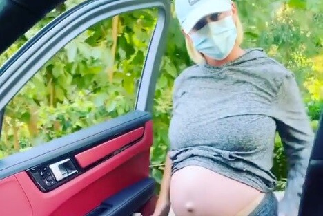 Η έγκυος Κέιτι Πέρι χορεύει στον Ορλάντο Μπλουμ έξω από το αυτοκίνητο