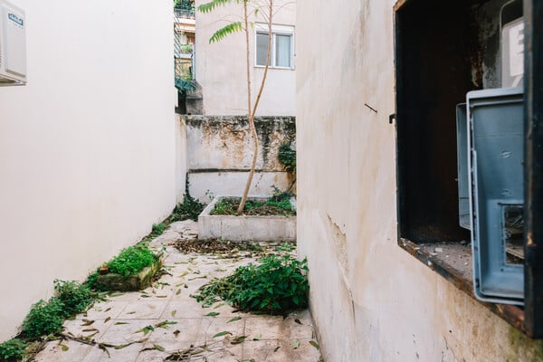 Mέσα στο σπίτι του Κώστα Ταχτσή, που έχει γίνει αποθήκη και κοτέτσι