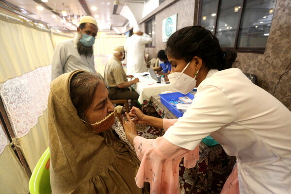 BBC: Η Ινδία σταματά προσωρινά τις εξαγωγές εμβολίων AstraZeneca