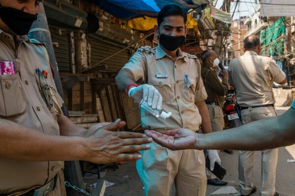 Το lockdown της Ινδίας - Οι πρώτες εικόνες μετά την εντολή σε 1,3 δισ. ανθρώπους να κλειστούν σπίτια τους