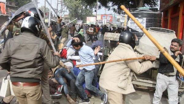 Ινδία: Νέες συγκρούσεις μεταξύ διαδηλωτών και αστυνομικών - Έξι νεκροί και δεκάδες τραυματίες