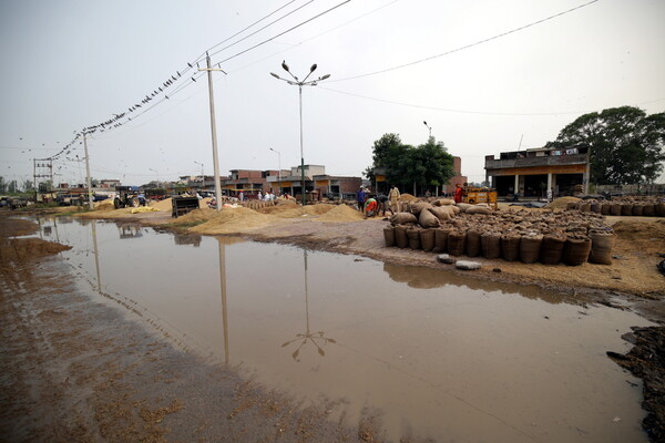 Ινδία: Τουλάχιστον 73 νεκροί από μεγάλες πλημμύρες