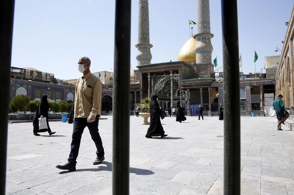 Το Ιράν χαλαρώνει το lockdown: Ανοίγουν ξανά τα τεμένη για καθημερινή προσευχή