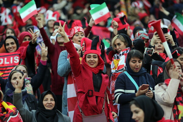 Για πρώτη φορά χιλιάδες γυναίκες είδαν ποδόσφαιρο σε γήπεδο του Ιράν