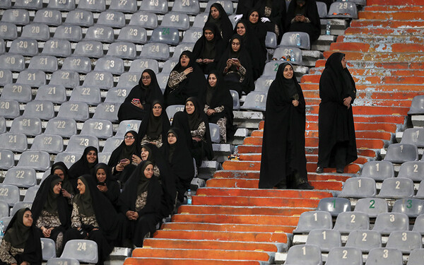 Για πρώτη φορά χιλιάδες γυναίκες είδαν ποδόσφαιρο σε γήπεδο του Ιράν