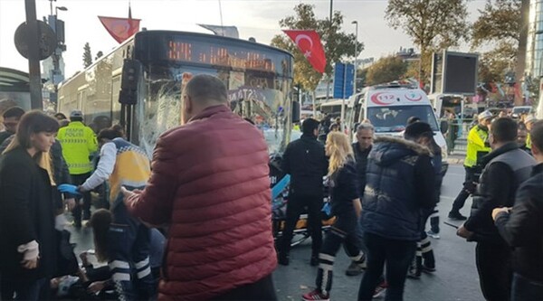 Κωνσταντινούπολη: Οδηγός λεωφορείου έπεσε πάνω σε πλήθος και στη συνέχεια επιτέθηκε με μαχαίρι