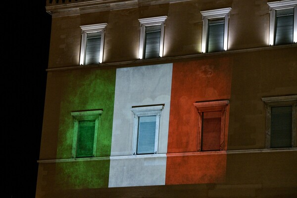 Στα χρώματα της ιταλικής σημαίας η πρόσοψη της Βουλής - Σε ένδειξη συμπαράστασης