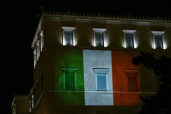 Στα χρώματα της ιταλικής σημαίας η πρόσοψη της Βουλής - Σε ένδειξη συμπαράστασης
