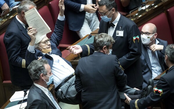 Ιταλία: «Σηκωτό» απομάκρυναν βουλευτή από τα έδρανα - Λόγω «απαράδεκτης φρασεολογίας»