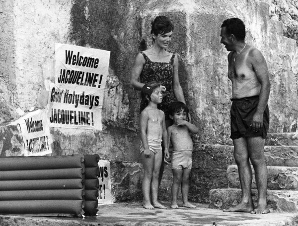 Σπάνιες φωτογραφίες από τις τελευταίες καλοκαιρινές διακοπές της Τζάκι Κένεντι ως Πρώτης Κυρίας
