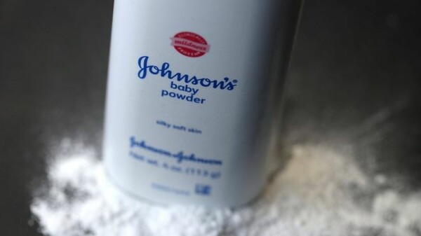 Η Johnson & Johnson θα σταματήσει να πουλά σκόνη ταλκ για βρέφη σε ΗΠΑ και Καναδά