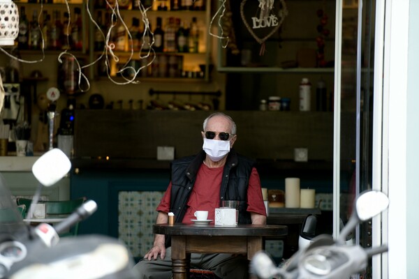 Τραπέζια έξω: Οι καφετέριες άνοιξαν με μάσκες και αποστάσεις - Εικόνες από την πρώτη ημέρα