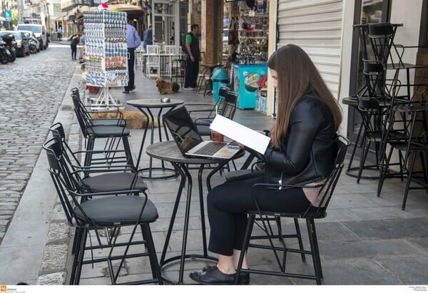 Τραπέζια έξω: Οι καφετέριες άνοιξαν με μάσκες και αποστάσεις - Εικόνες από την πρώτη ημέρα