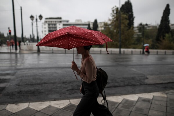 Άστατος καιρός με νεφώσεις και βροχές - Αναμένεται επιδείνωση με καταιγίδες και χαλάζι