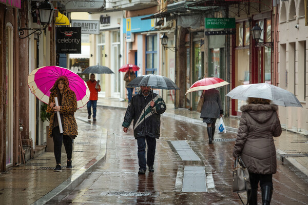 Καιρός: Βροχές και παροδικές χιονοπτώσεις - Εξασθενούν οι άνεμοι στο Αιγαίο
