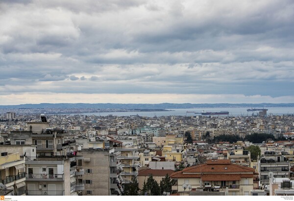 Άστατος σήμερα ο καιρός: Ήλιος το πρωί, βροχές και καταιγίδες από το μεσημέρι