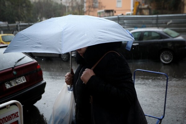 Επιδείνωση του καιρού: Βροχές, χιόνια και πτώση θερμοκρασίας μέχρι και 10 βαθμούς