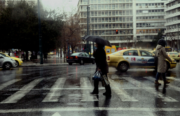 Κακοκαιρία με καταιγίδες και βροχές σε όλη σχεδόν τη χώρα - Ο καιρός στην Αθήνα