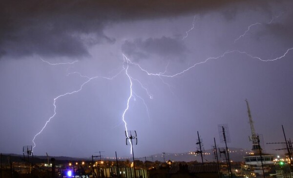 Meteo για κακοκαιρία: Πού θα είναι έντονα τα φαινόμενα το Σάββατο - Τα νέα στοιχεία και χάρτες