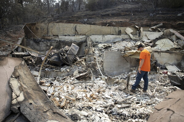 Οι πυρκαγιές στην Καλιφόρνια έχουν κάψει 5 εκατ. στρέμματα και οι πυροσβέστες προσβλέπουν στον καιρό