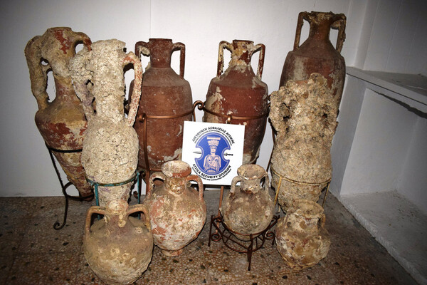 Αρχαιολογικοί θησαυροί στα χέρια αρχαιοκάπηλων στην Κάλυμνο - Δεκάδες αγγεία και αμφορείς