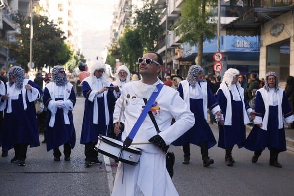 Πατρινό καρναβάλι, παρά την ακύρωση -Περίπου 8.000 άνθρωποι έκαναν παρέλαση