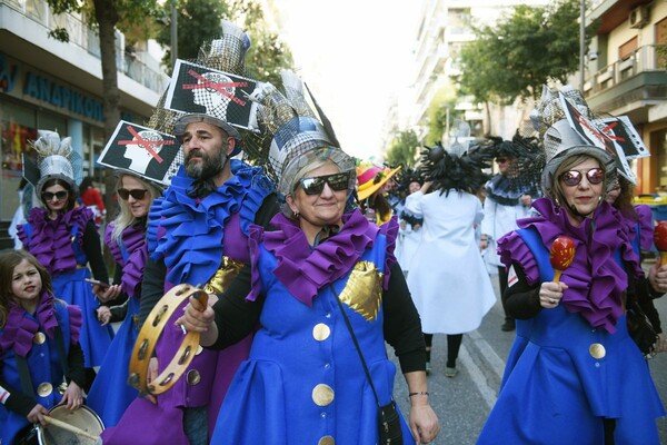 Πατρινό καρναβάλι, παρά την ακύρωση -Περίπου 8.000 άνθρωποι έκαναν παρέλαση