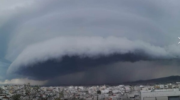 Τα σύννεφα και ο εντυπωσιακός σχηματισμός της καταιγίδας πάνω από την Αθήνα
