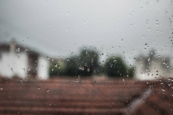 Meteo: Βροχές, καταιγίδες και κατά τόπους χαλαζοπτώσεις από το απόγευμα