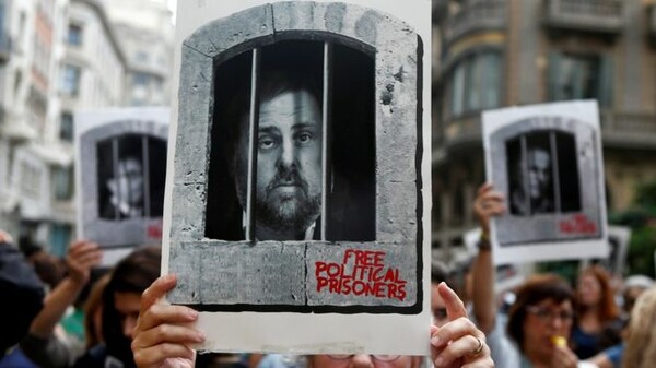 Ποινή κάθειρξης έως και 13 έτη στους ηγέτες της Καταλονίας - Στους δρόμους χιλιάδες διαδηλωτές