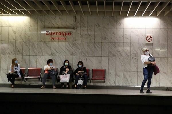 Φωτογραφίες από τις απαγορευτικές κορδέλες στο μετρό - Τα νέα μέτρα για μετακίνηση στα ΜΜΜ