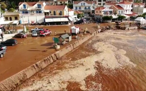 Κεφαλονιά: Βίντεο δείχνει πώς τόνοι λάσπης «έπνιξαν» ένα χωριό μετά την κακοκαιρία