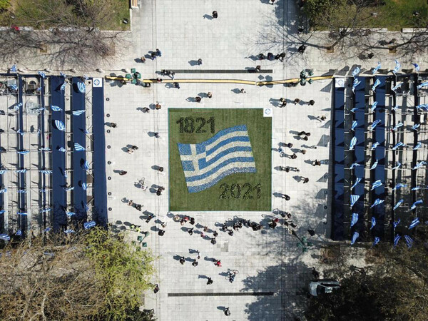 Στολισμένη πλατεία Συντάγματος για την επέτειο της 25ης Μαρτίου