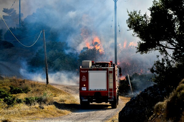 Πυρκαγιά στον δήμο Σαρωνικού: Έως την Κρήτη φτάνει ο καπνός- Σε εξέλιξη η φωτιά