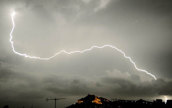 Meteo: Βροχές, καταιγίδες και πολλοί κεραυνοί τις επόμενες ώρες στα κεντρικά και βόρεια [χάρτες]