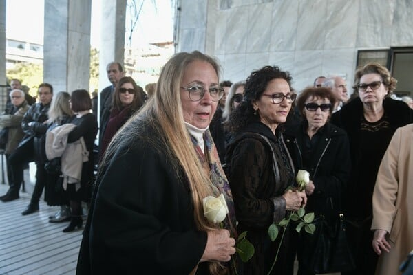 «Τελευταίο αντίο» στην Κική Δημουλά: Πλήθος κόσμου στην κηδεία της σπουδαίας ποιήτριας