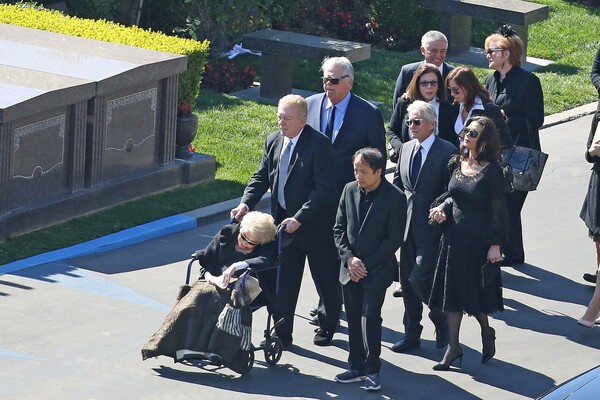 Το «αντίο» στον Κερκ Ντάγκλας: Σε κλειστό κύκλο η κηδεία του στο Λος Άντζελες