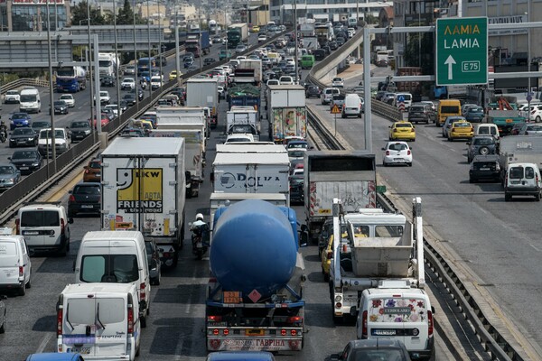 Κηφισός: Τροχαίο με τέσσερα αυτοκίνητα - Αυξημένη η κίνηση στο σημείο