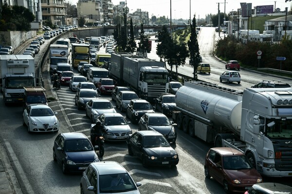 «Μποτιλιάρισμα» στον Κηφισό - Τροχαίο στην Πέτρου Ράλλη