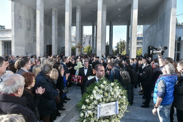 «Τελευταίο αντίο» στην Κική Δημουλά: Πλήθος κόσμου στην κηδεία της σπουδαίας ποιήτριας