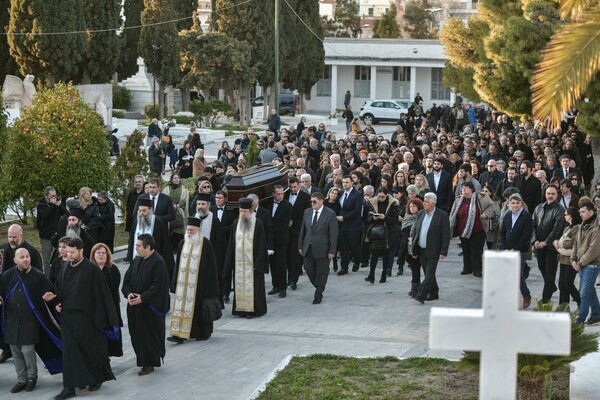 «Τελευταίο αντίο» στην Κική Δημουλά: Πλήθος κόσμου στην κηδεία της σπουδαίας ποιήτριας