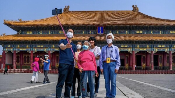 Πολλοί Κινέζοι ταξιδεύουν ξανά μέσα στη χώρα - Μεγάλη έξοδος λόγω αργίας και άρσης μέτρων