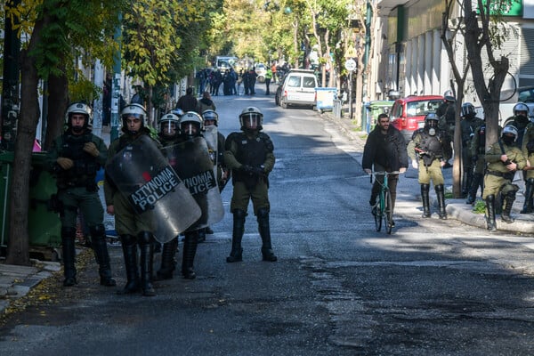 Η απάντηση της ΕΛ.ΑΣ για τις πλαστικές σφαίρες στο Κουκάκι: «Χρησιμοποιήσαμε μικρές ελαστικές μπάλες»