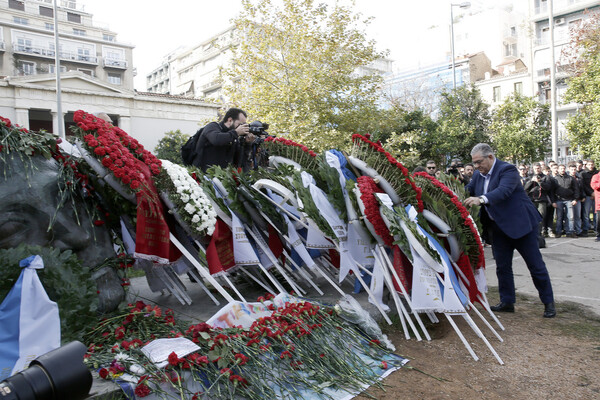 Αντιπροσωπείες του ΚΚΕ και της ΚΝΕ κατέθεσαν στεφάνια στο Πολυτεχνείο