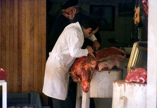 Σπάνιες φωτογραφίες από τα παλιά κρεοπωλεία της Ελλάδας