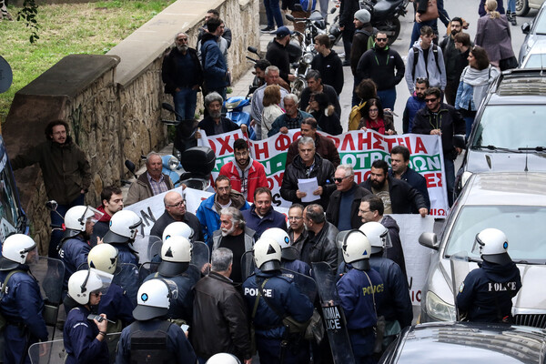 Αγρότες κατά Βορίδη στην Κρήτη: Πέταξαν ελιές έξω από το Επιμελητήριο - Ένταση και χημικά