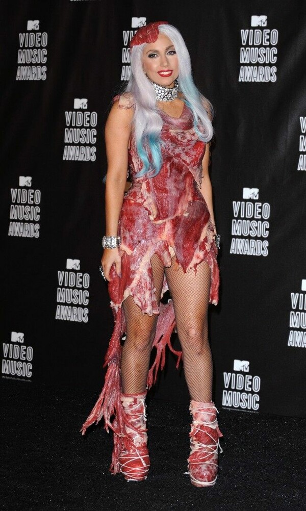 Η Lady Gaga απάντησε στις φήμες για τον Μπράντλεϊ Κούπερ και γιατί είχε ντυθεί με ωμό κρέας