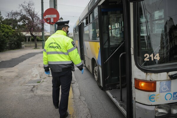 ΜΜΜ: Μείωση 90% των επιβατών, αλλά σε κάποια λεωφορεία συνωστίζονται- Ελέγχους ζητούν οι εργαζόμενοι