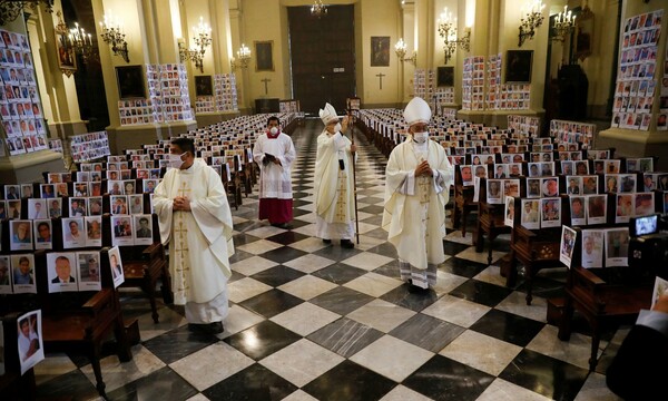 Αρχιεπίσκοπος στο Περού γέμισε την εκκλησία με χιλιάδες πορτρέτα θυμάτων κορωνοϊού